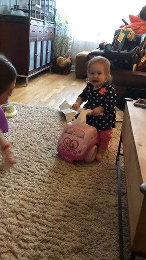 スマートフォンに気を取られた赤ちゃん