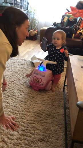 スマートフォンに気を取られた赤ちゃん