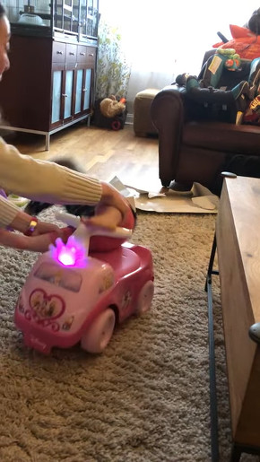 スマートフォンに気を取られた赤ちゃん