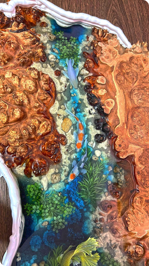 池で泳ぐ鯉のテーブル