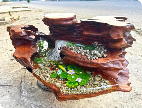 池で泳ぐ鯉のテーブル