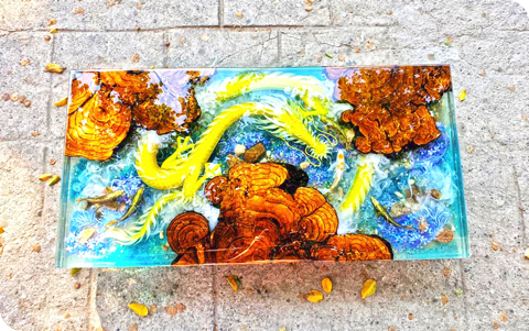 池で泳ぐ鯉のテーブル