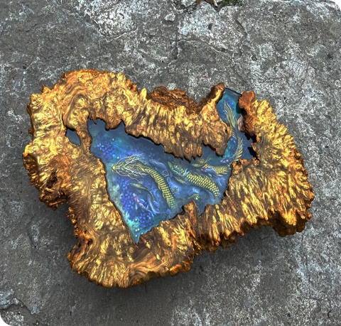 池で泳ぐ鯉のテーブル