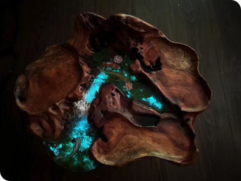 池で泳ぐ鯉のテーブル