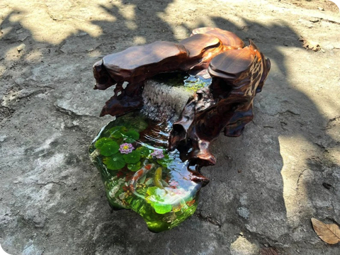 池で泳ぐ鯉のテーブル