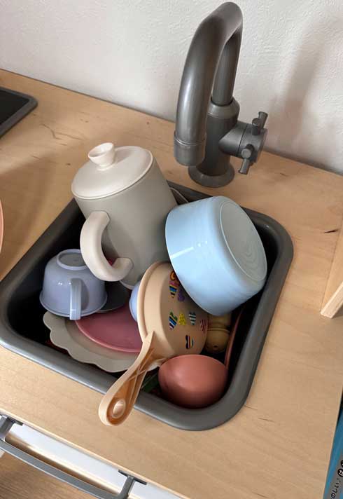 親のマネ 子ども ままごと キッチン 台所 シンク 溜まった 洗い物