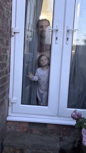 なんだかおかしな動きの女の子