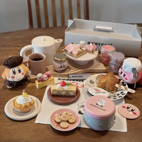 星のカービィのスイーツとグッズが机に並んでいる写真