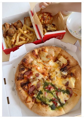 上原さくらがとったデリバリーピザ