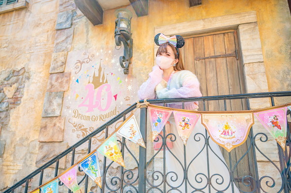  パペリーノ通りのウォールアートとガーランド