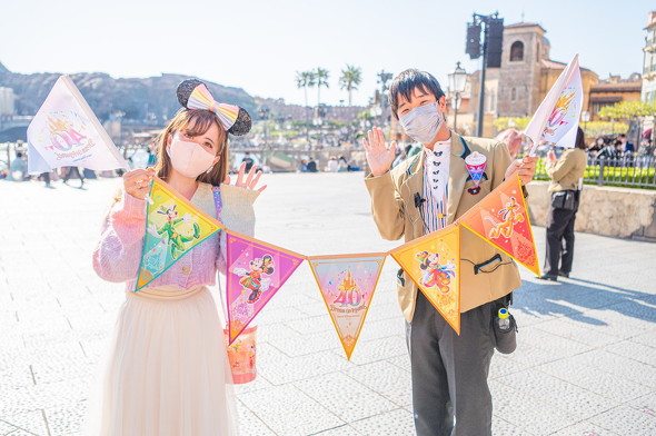 キャストが持つ大きなドリームガーランドの写真 