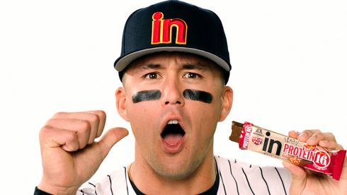 ラーズ・ヌートバー選手が出演した「inバープロテイン」の新CMカット