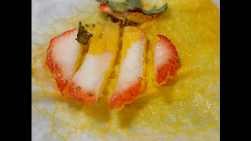 イチゴの上にも広がる粘菌