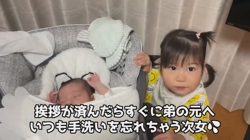 「新生児弟への愛情が益々止まらない3歳ベテランお姉ちゃんと1歳新米お姉ちゃん」