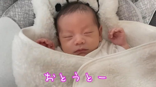 「新生児弟への愛情が益々止まらない3歳ベテランお姉ちゃんと1歳新米お姉ちゃん」