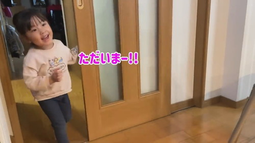 「新生児弟への愛情が益々止まらない3歳ベテランお姉ちゃんと1歳新米お姉ちゃん」