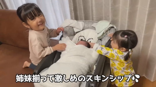 「新生児弟への愛情が益々止まらない3歳ベテランお姉ちゃんと1歳新米お姉ちゃん」