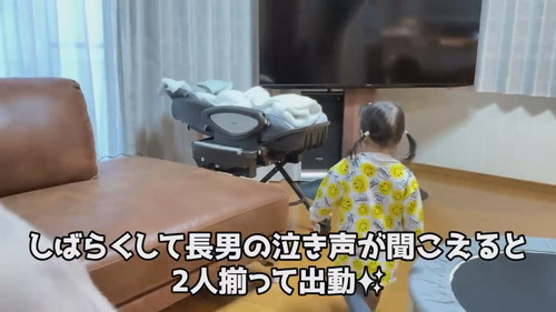 「新生児弟への愛情が益々止まらない3歳ベテランお姉ちゃんと1歳新米お姉ちゃん」