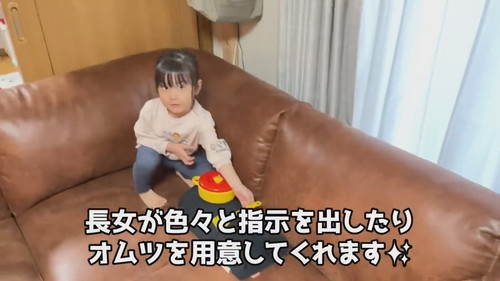 「新生児弟への愛情が益々止まらない3歳ベテランお姉ちゃんと1歳新米お姉ちゃん」