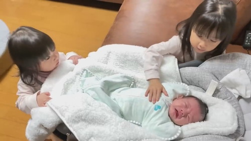 「新生児弟への愛情が益々止まらない3歳ベテランお姉ちゃんと1歳新米お姉ちゃん」