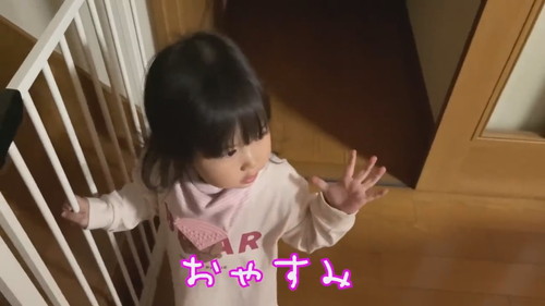 「新生児弟への愛情が益々止まらない3歳ベテランお姉ちゃんと1歳新米お姉ちゃん」