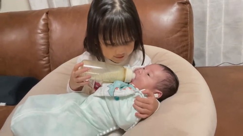 「新生児弟への愛情が益々止まらない3歳ベテランお姉ちゃんと1歳新米お姉ちゃん」