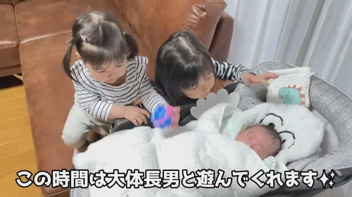 「新生児弟への愛情が益々止まらない3歳ベテランお姉ちゃんと1歳新米お姉ちゃん」