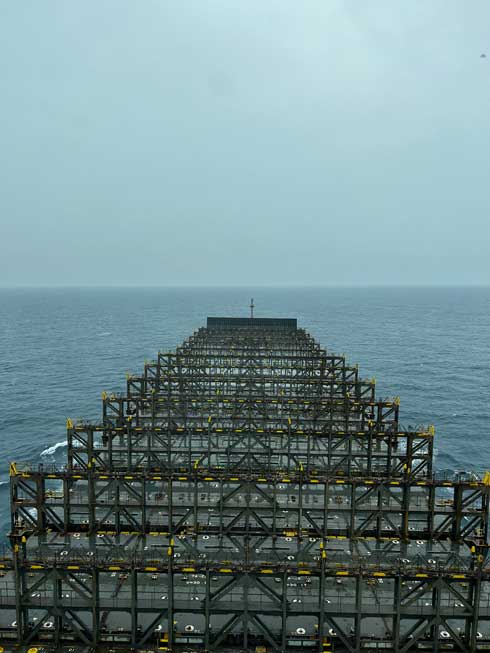 巨大 コンテナ船 貴重な姿 空っぽ 比較 枠