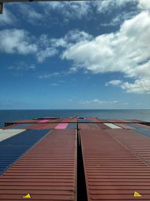 巨大 コンテナ船 貴重な姿 空っぽ 比較 枠