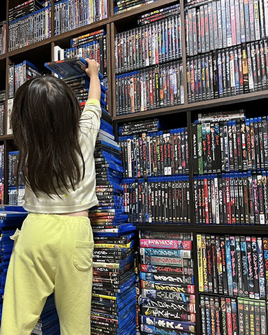 パパのブルーレイを積み木にして遊ぶ娘さん