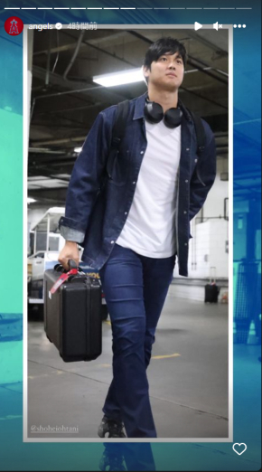 デニム素材の服でコーディネートするロサンゼルス・エンゼルスの大谷翔平