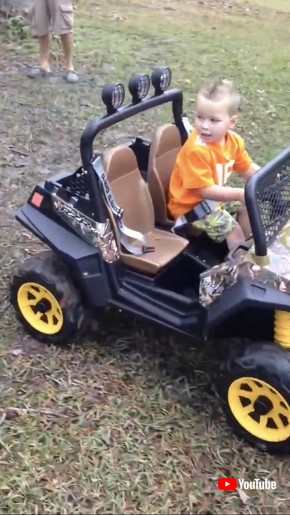 車を運転する男の子