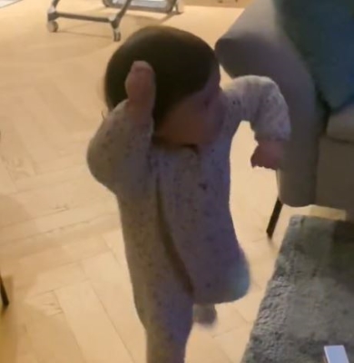 リズムに合わせてノリノリで踊る赤ちゃんの画像