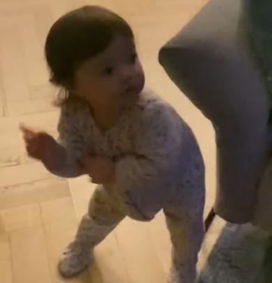 リズムに合わせてノリノリで踊る赤ちゃんの画像