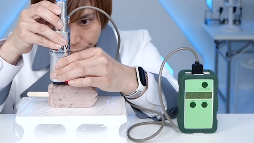 「あずきバーはサファイアより硬い」は本当？　硬さ試験機で測定した結果が興味深い