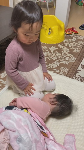 赤ちゃんにタオルを掛けてあげると……