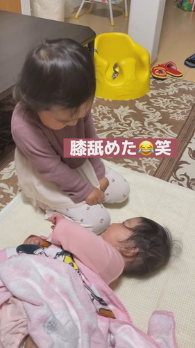 赤ちゃんにタオルを掛けてあげると……