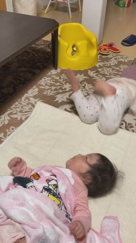 赤ちゃんにタオルを掛けてあげると……