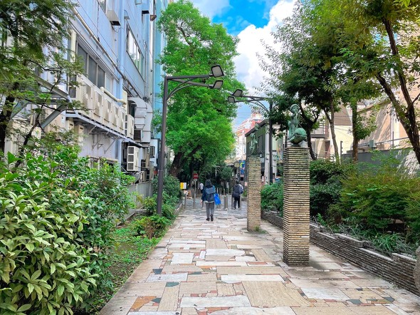 新宿区歌舞伎町 四季の路