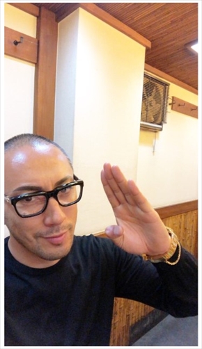 歌舞伎そばで食事する市川團十郎