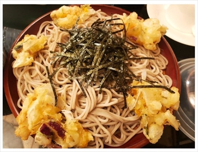 歌舞伎そばで食事する市川團十郎