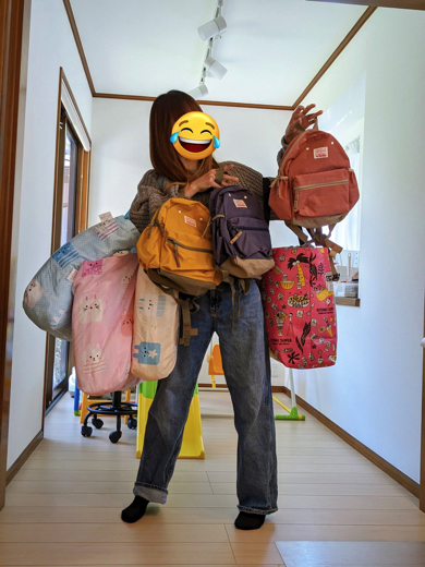 三つ子たちの保育園の荷物を全部背負った写真