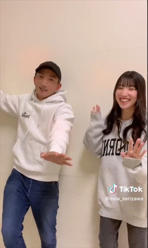 「おっととっと夏だぜ！」を一緒に踊る後藤祐樹と長女・芹澤もあ