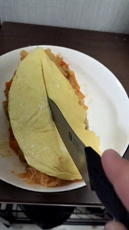 オムライスにナイフで切れ目を入れたところ