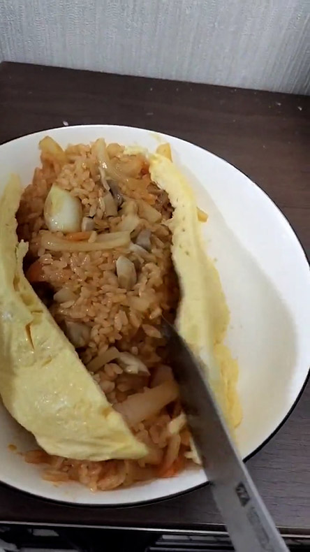 オムライスを切ったところ