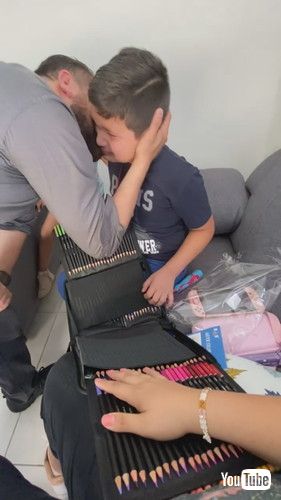 「A Beautiful Reaction To A Wonderful Gift || ViralHog」