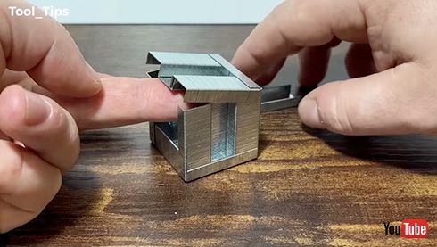 ステープラーの針を組み合わせてキューブが完成 きれいな形に