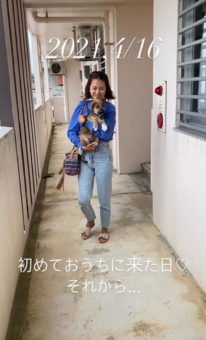 子犬抱っこしてる飼い主階段横