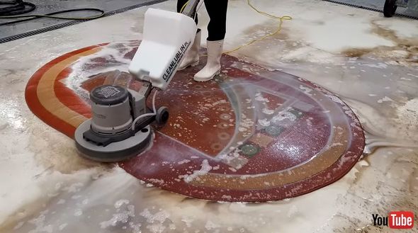 電動ブラシで汚れを落とす