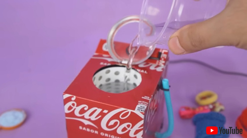 空き缶で作る洗濯機・洗っているところ